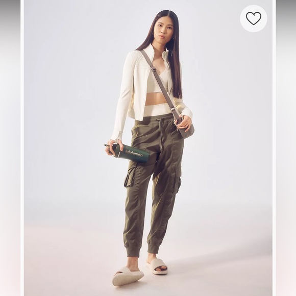 Dance Studio Relaxed-Fit Mid-Rise Cargo Jogger in BLACK Sz MEDIUM - Picture 7 of 15